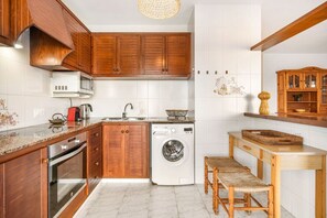 Réfrigérateur, micro-ondes, four, cafetière/bouilloire