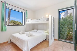 3 室のベッドルーム、WiFi (無料)、ベッドシーツ