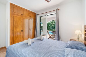 3 室のベッドルーム、WiFi (無料)、ベッドシーツ