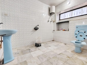 Douche, serviettes fournies, savon, shampooing