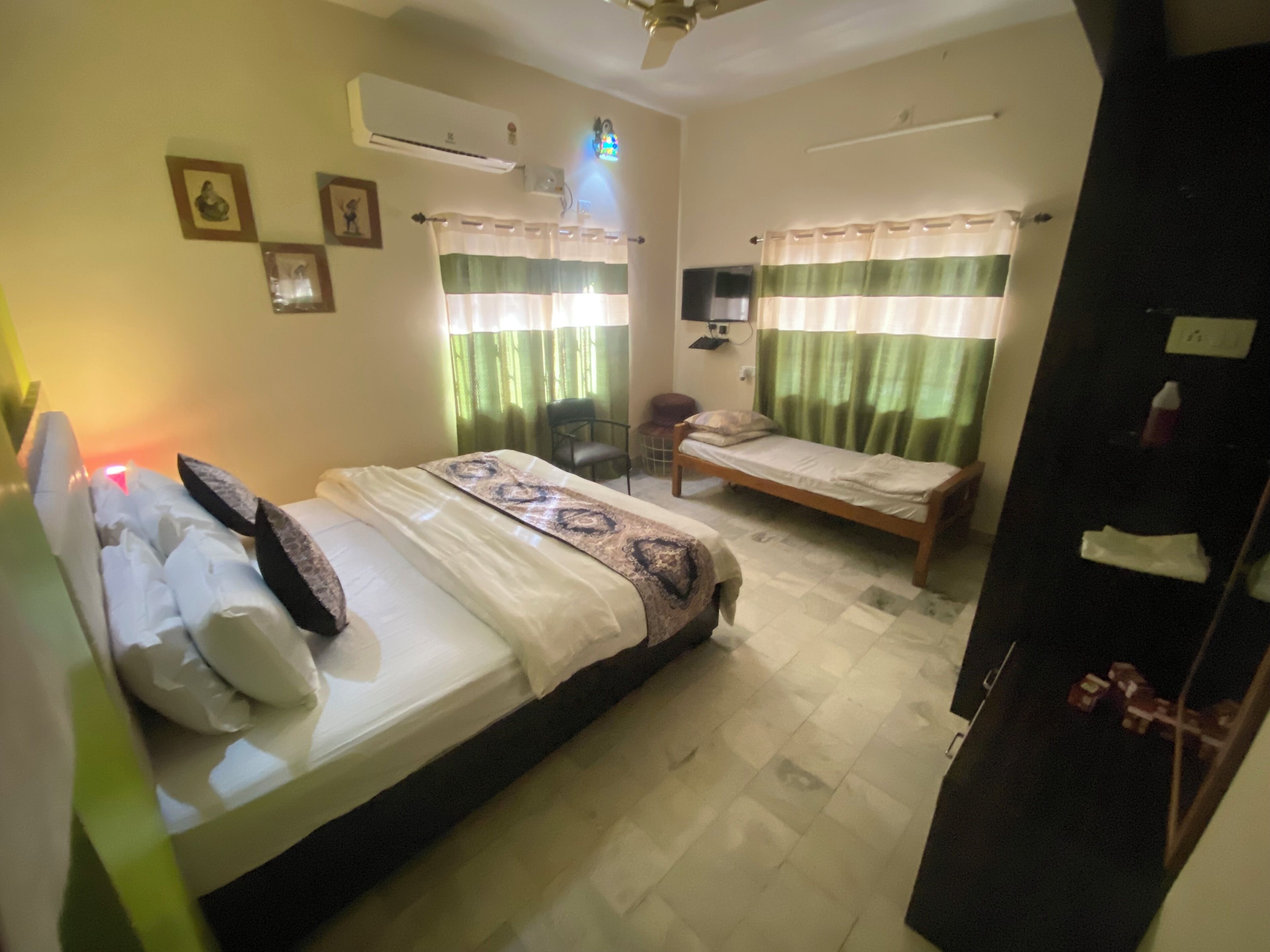 5 bedrooms, WiFi, bed sheets