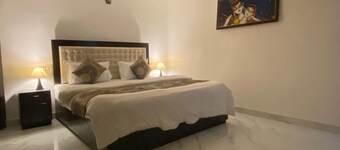 Mount Abu's Premier 5-Bed Villa: Luxury Meets Nature's Serenity!