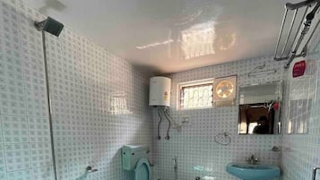 Chuveiro, toalhas de banho, sabonete, shampoo