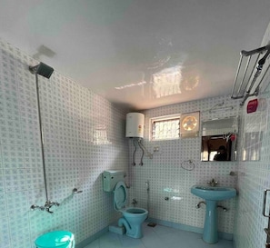 Douche, serviettes fournies, savon, shampooing