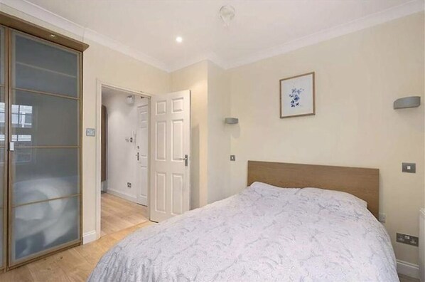 1 slaapkamer, een strijkplank/strijkijzer, wifi, beddengoed