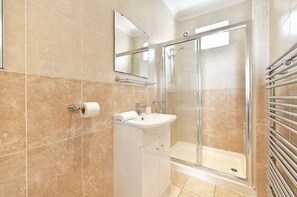 Een douche, een haardroger, handdoeken, zeep