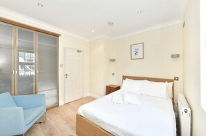 1 slaapkamer, een strijkplank/strijkijzer, wifi, beddengoed