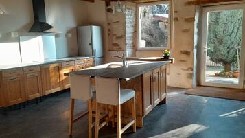 Een microgolfoven, een oven, een kookplaat, een vaatwasser