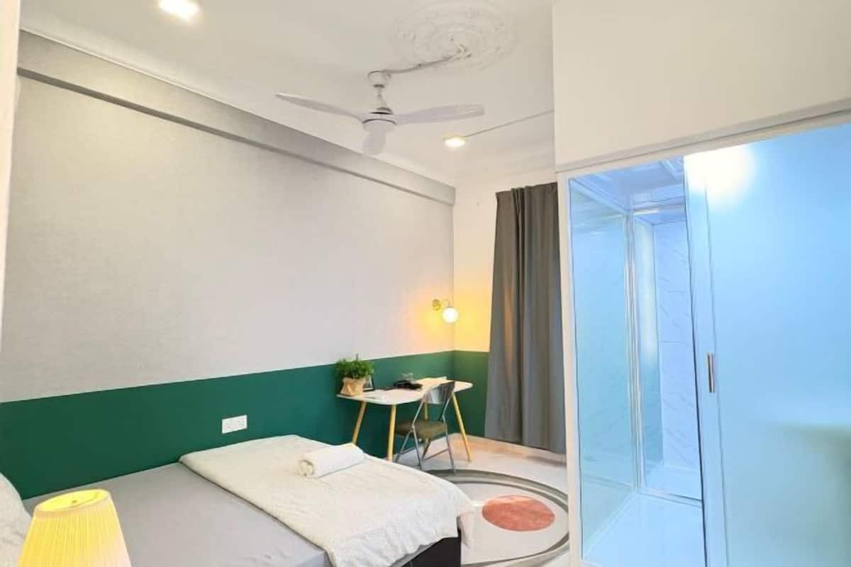 Desk, iron/ironing board, free WiFi, bed sheets
