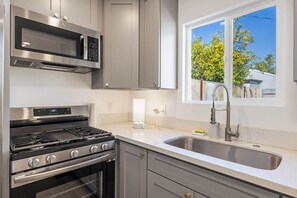 Réfrigérateur, four à micro-ondes, un four, surface de cuisson