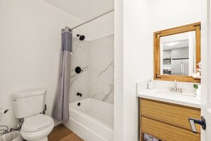 Dusj, hårføner, håndklær og såpe