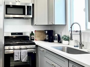 Een koelkast, een microgolfoven, een oven, een kookplaat