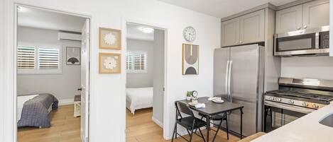 Frigorifero, microonde, forno, piano cottura