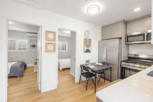 Réfrigérateur, four à micro-ondes, un four, surface de cuisson