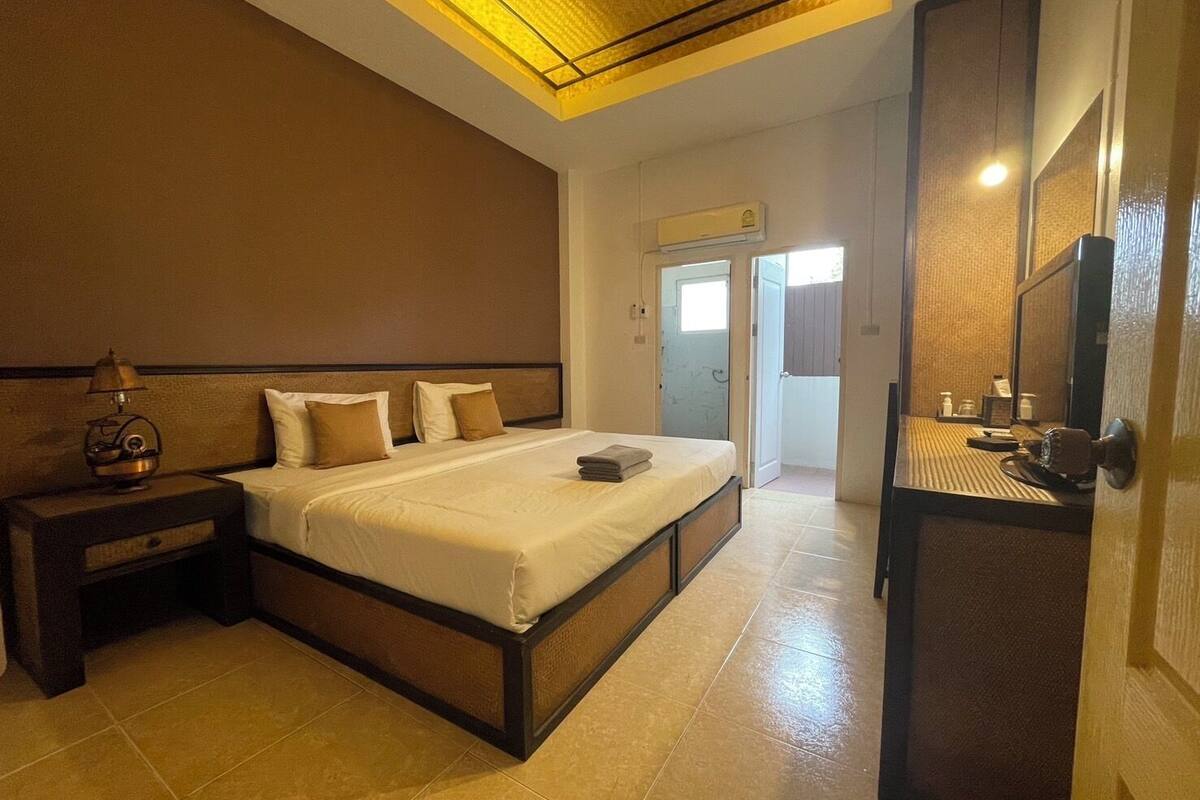1 bedroom, desk, free WiFi, bed sheets