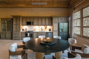 Villa – signature, 2 soverom, terrasse | Eget kjøkken | Espressomaskin, kaffetrakter/tekoker, minikjøleskap og vannkoker