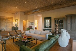 Signature Villa, 2 Bedrooms, Terrace | Living area | 65-inch Smart TV with digital channels - Hábimo (Valle de Guadalupe)