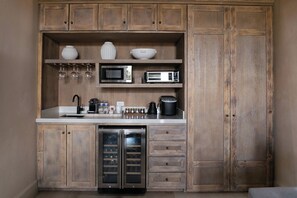 Junior Villa, Vineyard View | Minibar