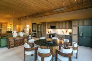 Villa – signature, 2 soverom, terrasse | Spisestue