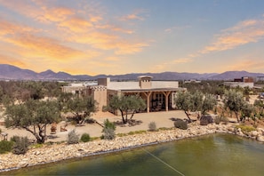 A desert landscape with a modern house featuring a patio and a view of mountains. - Hábimo (Valle de Guadalupe)