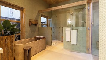 Villa Prestigio, 2 habitaciones, Terraza | Baño | Amenidades de baño de diseñador, secadora de cabello, batas, pantuflas