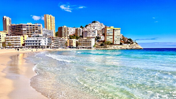 Un paysage urbain côtier avec une plage et des immeubles de grande hauteur.