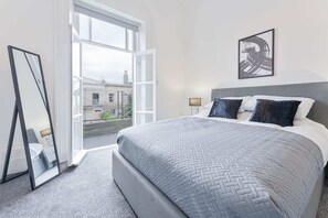 2 bedrooms, iron/ironing board, WiFi, bed sheets - Stylish 2 Bedroom Apartment in Central Cheltenham (Cheltenham)