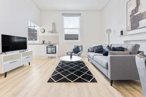 TV, offices - Stylish 2 Bedroom Apartment in Central Cheltenham (Cheltenham)