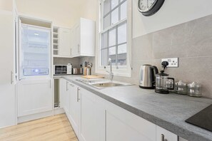 Fridge, microwave, oven, stovetop - 2BR Apartment with balcony in Central Cheltenham (Cheltenham)