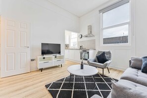 TV, offices - Central Cheltenham Bright 2BED Apartment w Balcony (Cheltenham)