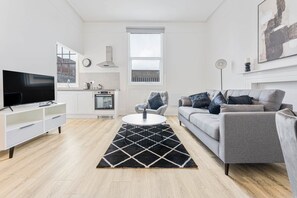 TV, offices - 2BR Apartment with balcony in Central Cheltenham (Cheltenham)