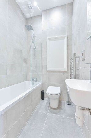 Een douche, een haardroger, handdoeken, shampoo