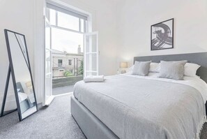 2 bedrooms, desk, iron/ironing board, WiFi