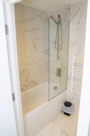 Dusche, Haartrockner, Handtücher, Shampoo