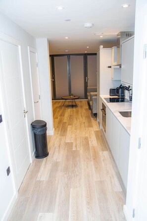 Fridge, microwave, oven, stovetop - Stunning Central Birmingham 2 Bed Apartment (Birmingham)