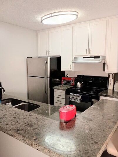 Terrific 2-bedroom apartment in amazing Los Angeles with fitness room, WiFi