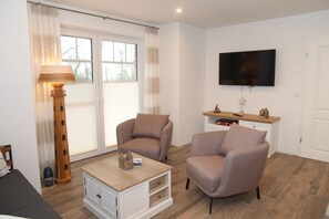 TV, books, stereo - Nagelneue und Wunderschöne Ferienwohnung Direkt am Wasser! (Eilsum)