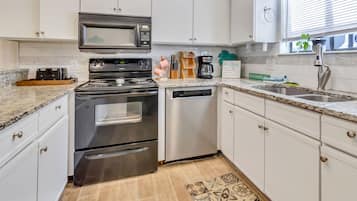 Een koelkast, een oven, een kookplaat, een vaatwasser