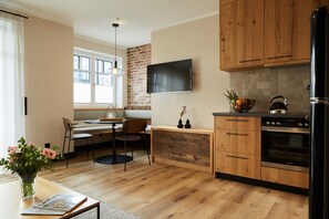 Een koelkast, een oven, een kookplaat, een vaatwasser