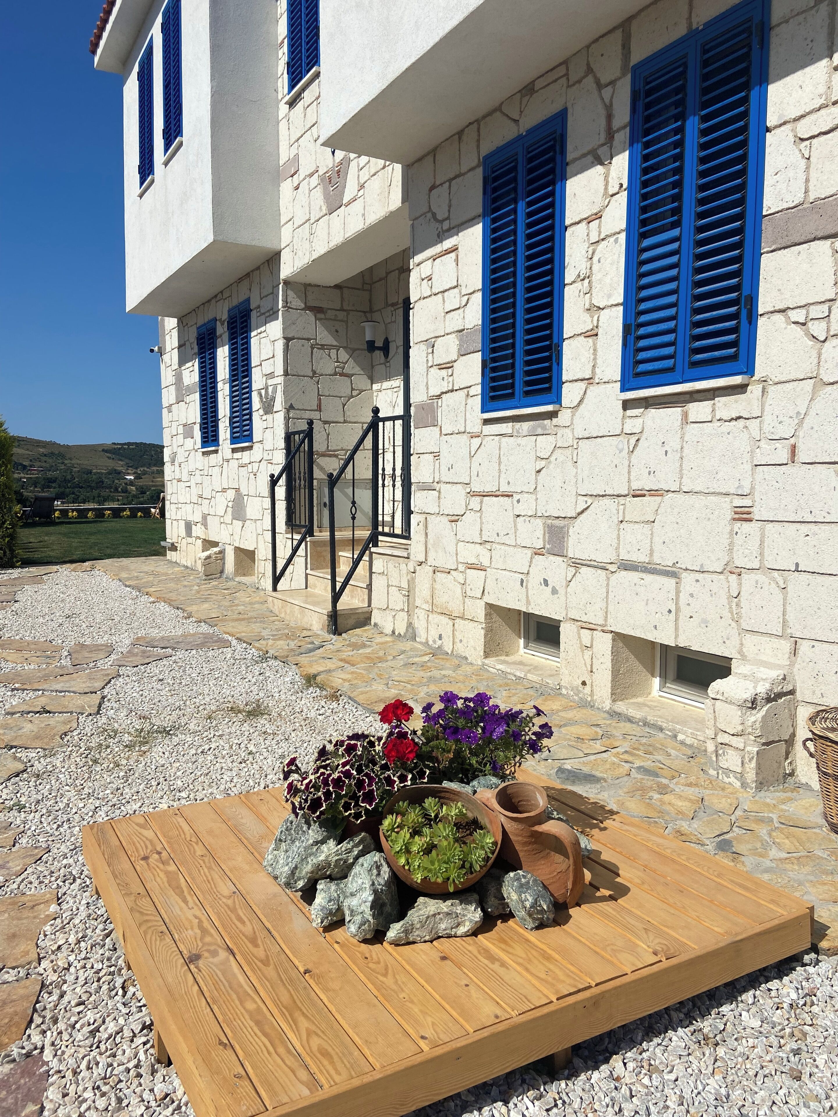 Vista frontal de la propiedad