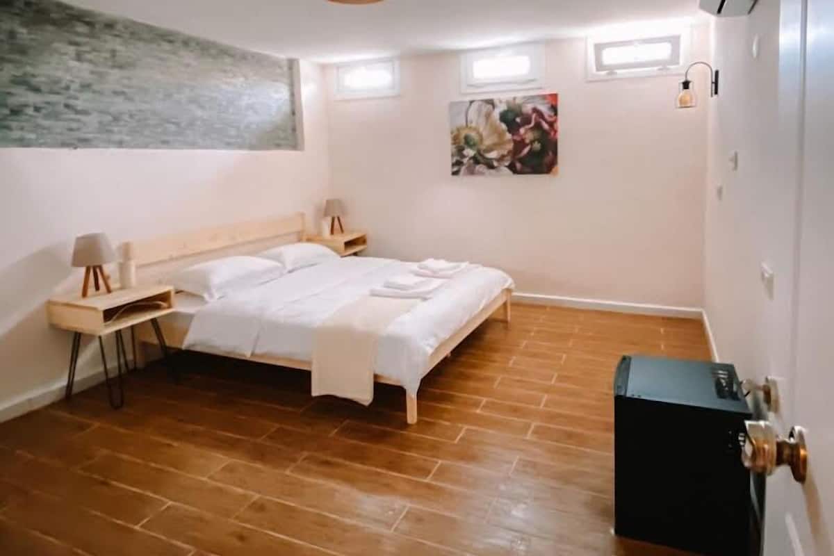 Economy-Zimmer, 1 Queen-Bett, Haustiere gestattet | 1 Schlafzimmer, hochwertige Bettwaren, Minibar, individuell dekoriert