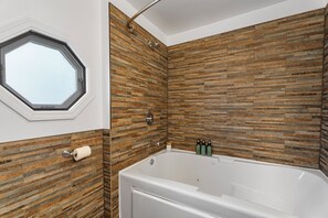 Hair dryer, towels - Lakefront living at its finest—private beach mornings and unforgettable Seneca Lake sunsets. (Varick)