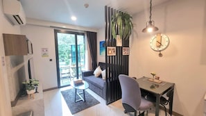 Apartment, 1 Schlafzimmer, barrierefrei, Balkon | Wohnzimmer