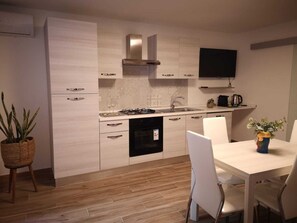 Microwave, oven, stovetop, cookware/dishes/utensils