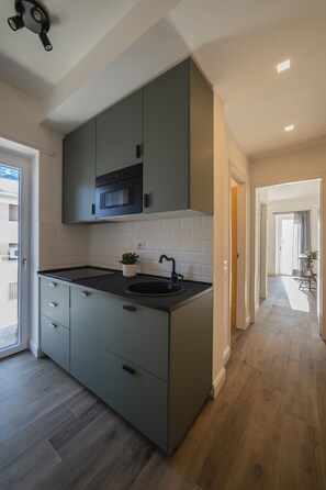 Comfort-Apartment | Eigene Küche | Großer Kühlschrank, Mikrowelle, Herdplatte, Geschirrspüler