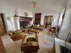 电视、壁炉、书、立体声音响