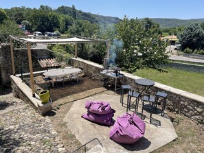 Outdoor dining - Bâtisse de 1786 à Vallon Pont Darc (Vallon-Pont-d'Arc)