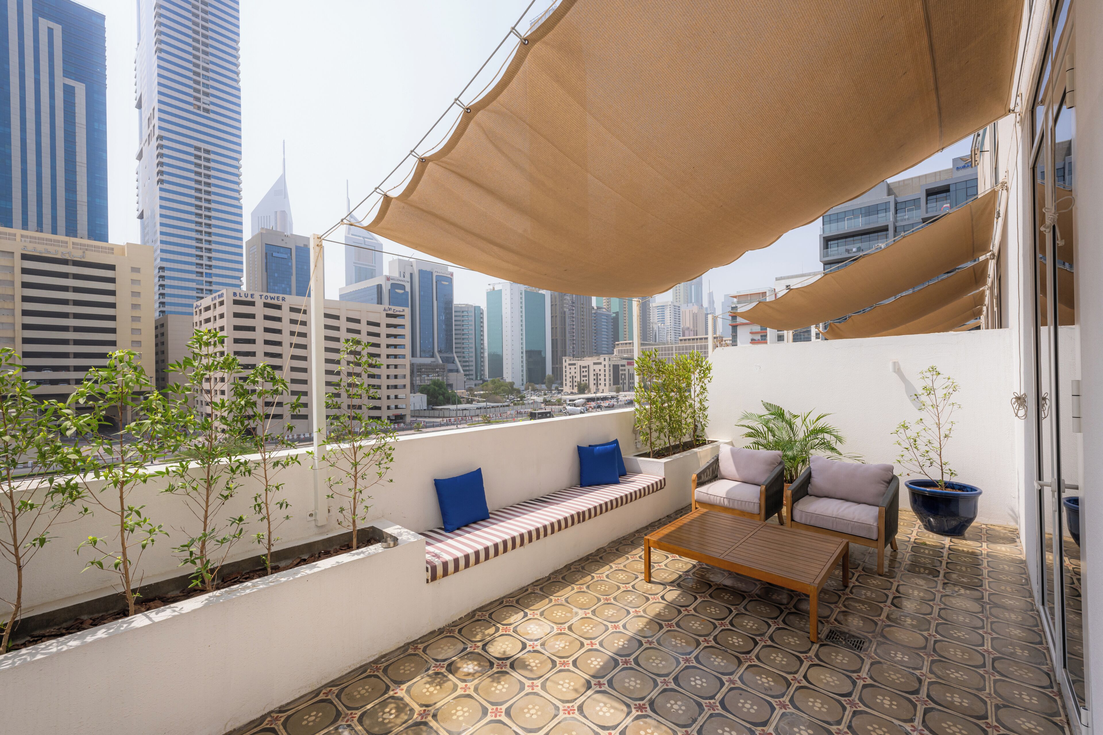 King Room With Private Terrace | Una cassaforte in camera, una scrivania, postazione laptop