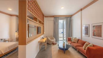 Premium Suite, 1 King Bed, Pool Access