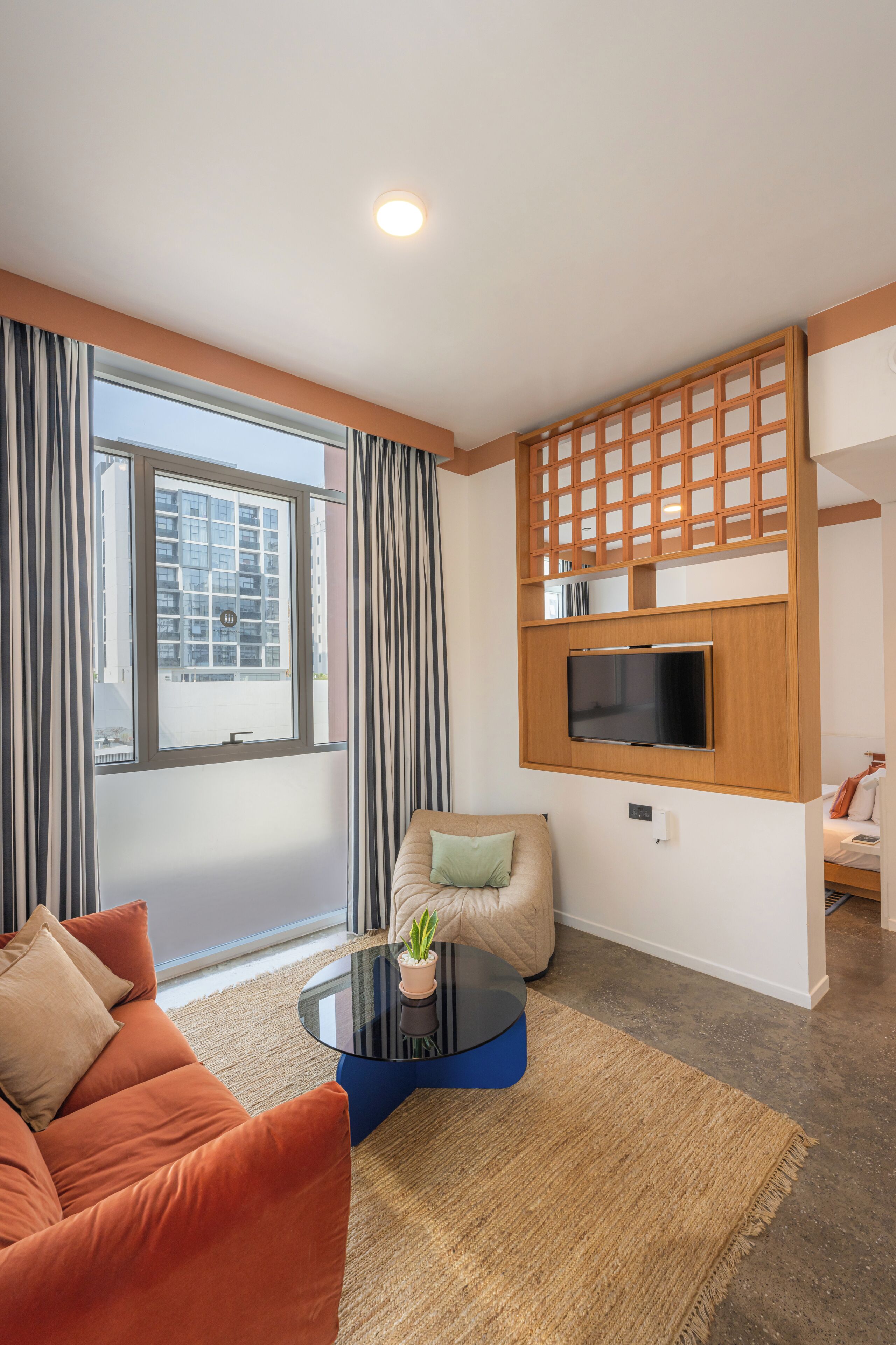 Executive Suite | In-room safe, desk, laptop workspace, blackout curtains